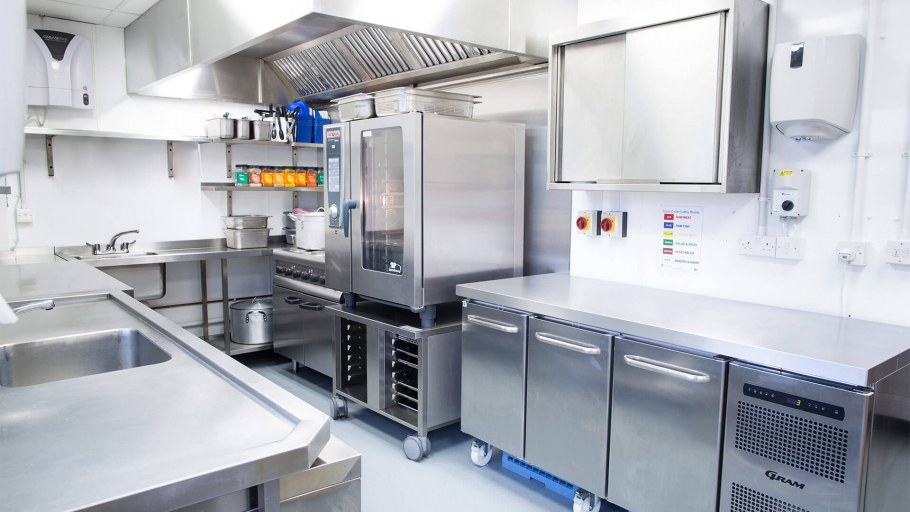 Кухня с металлическим островом