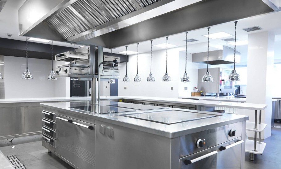 Открытая кухня в ресторане