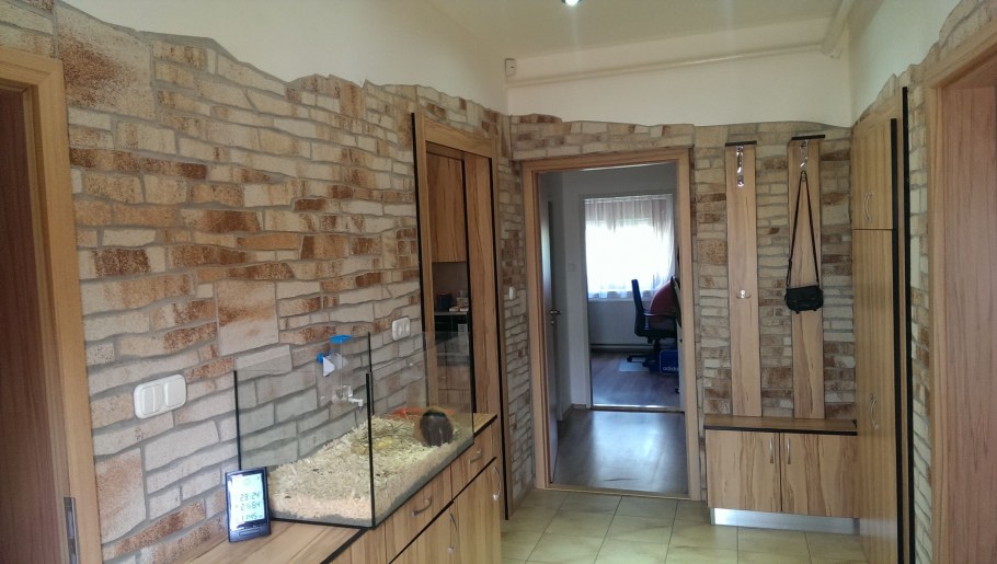 Отделка прихожей гибким камнем