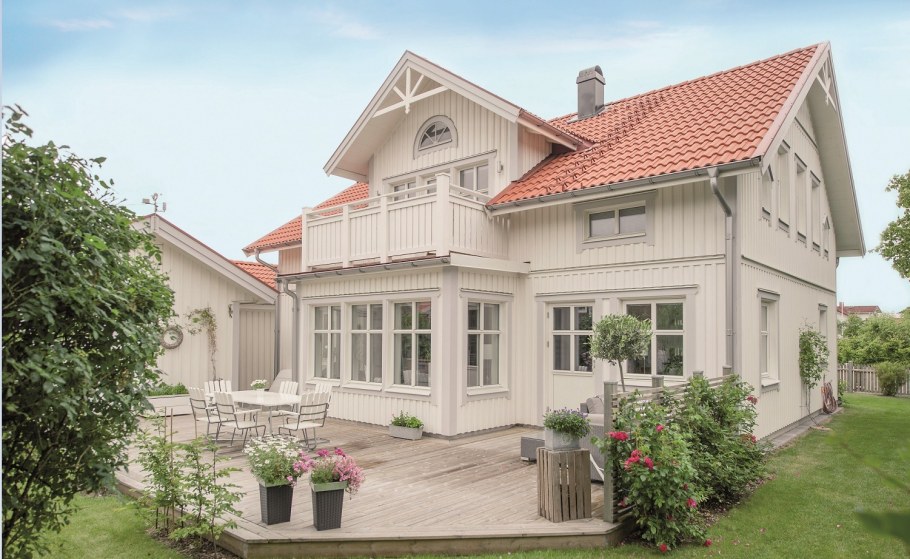 Белый дом с красной крышей