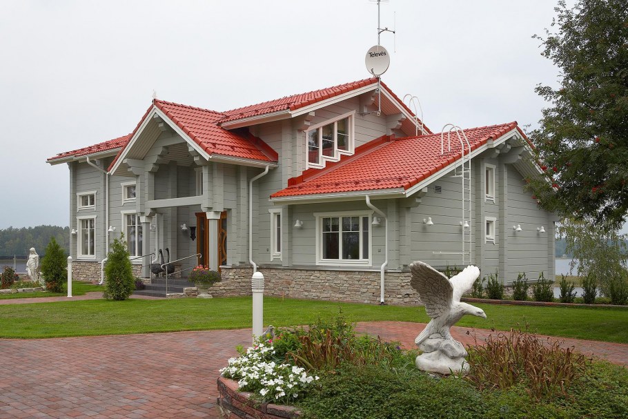 Серый дом с красной крышей