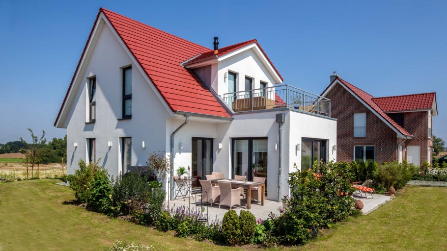 Загородный дом с красной крышей