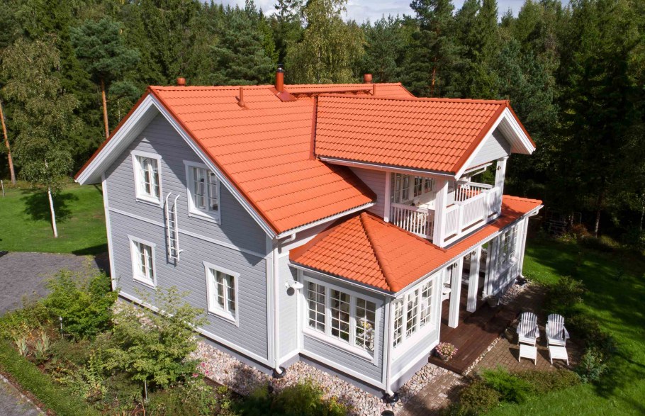 Деревянный дом с оранжевой крышей