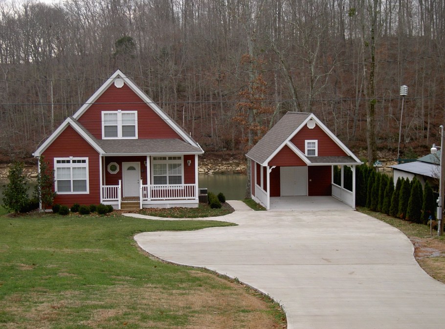 Скандинавский дом красный с белым