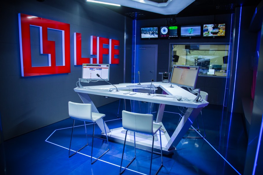 Стол для студии новостей