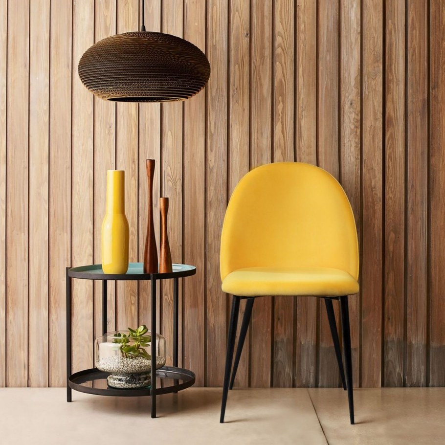 Бледно желтый в интерьере