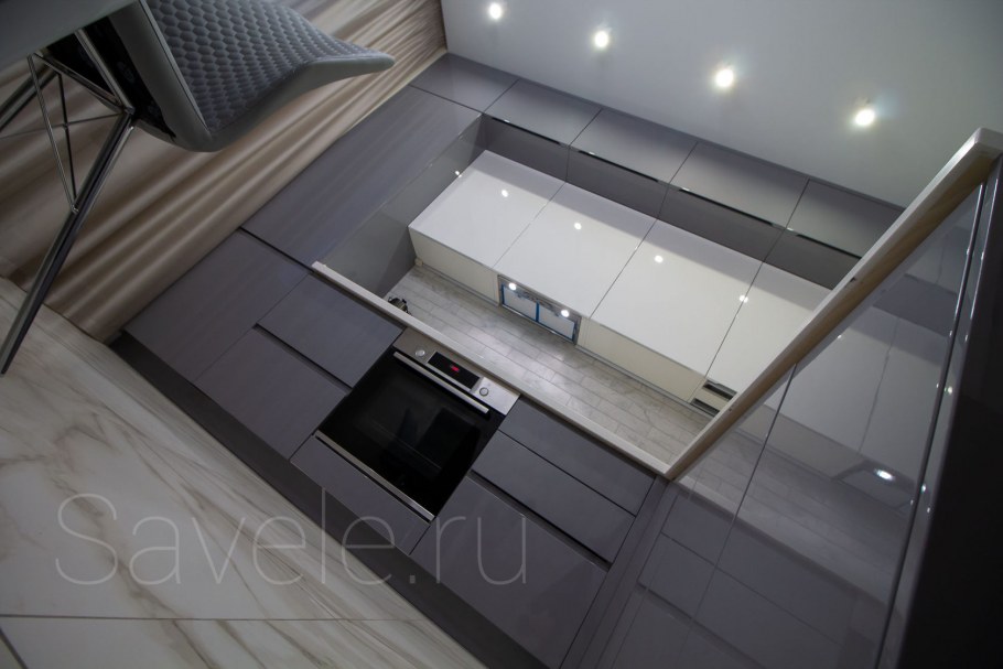Серая кухня с антресолями