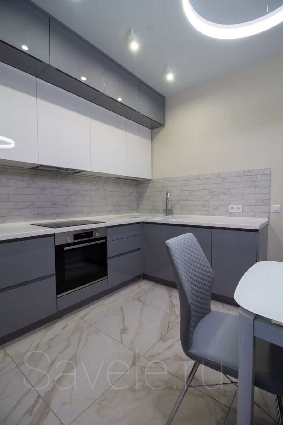 Серо-белая кухня угловая