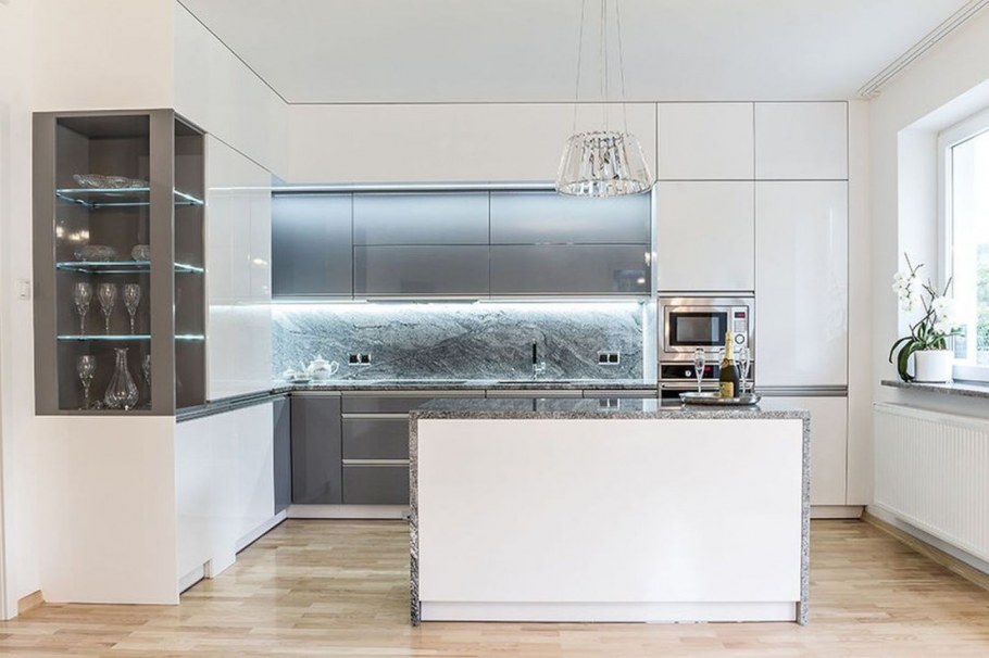 Двухуровневая кухня белая