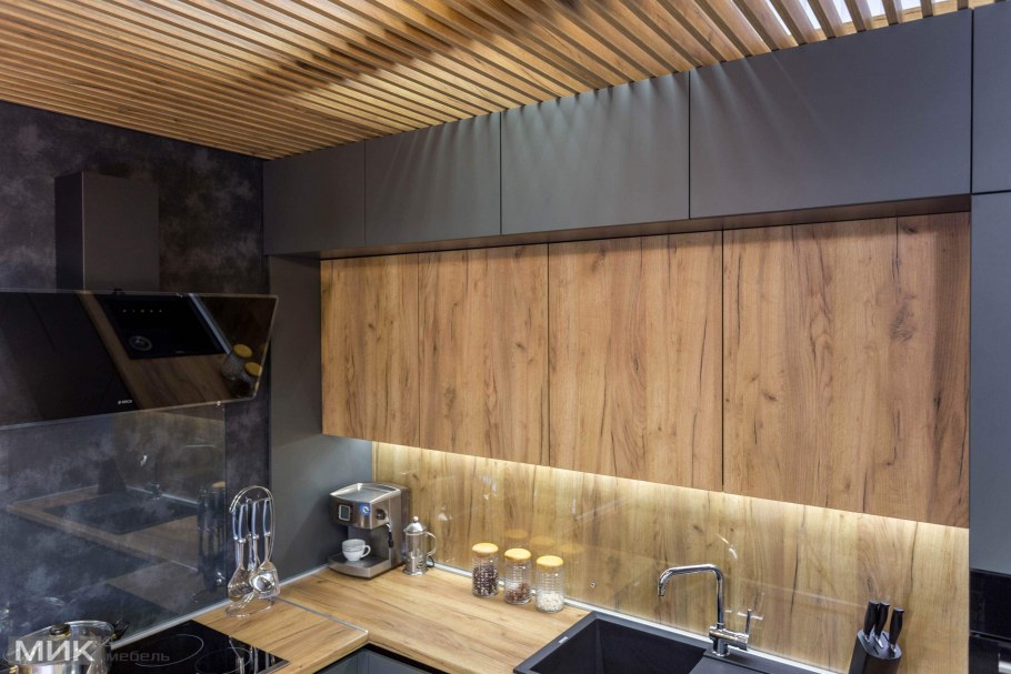 Двухуровневая кухня серая с деревом