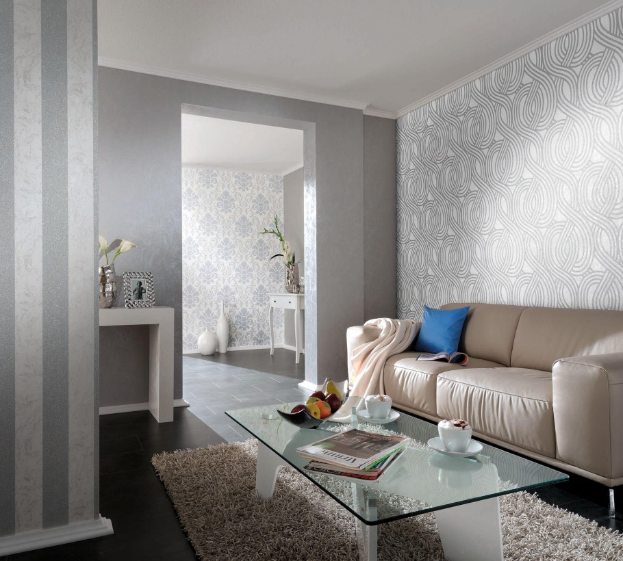 Обои с вензелями в интерьере гостиной