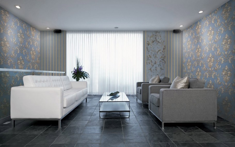 Обои с вензелями в интерьере гостиной