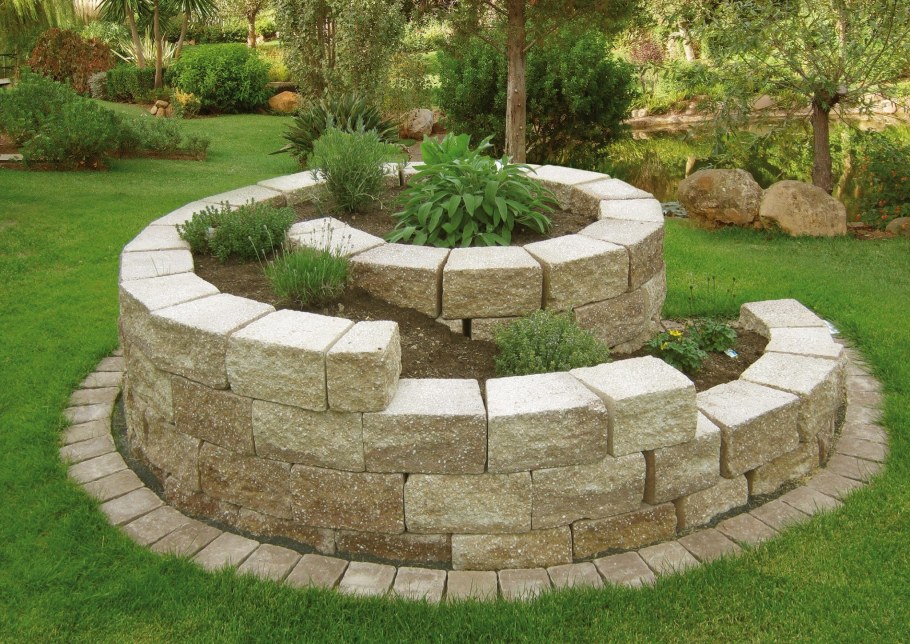 Круглая деревянная клумба