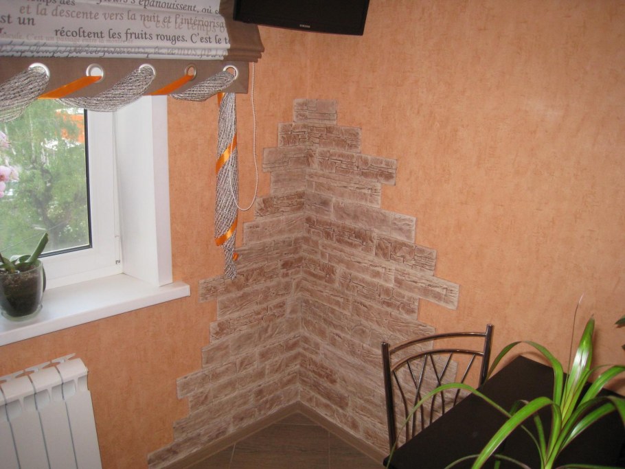 Отделка балкона штукатуркой и камнем