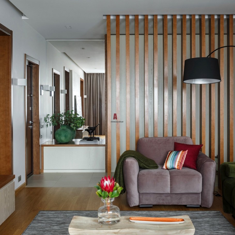 Реечная стена в интерьере гостиной