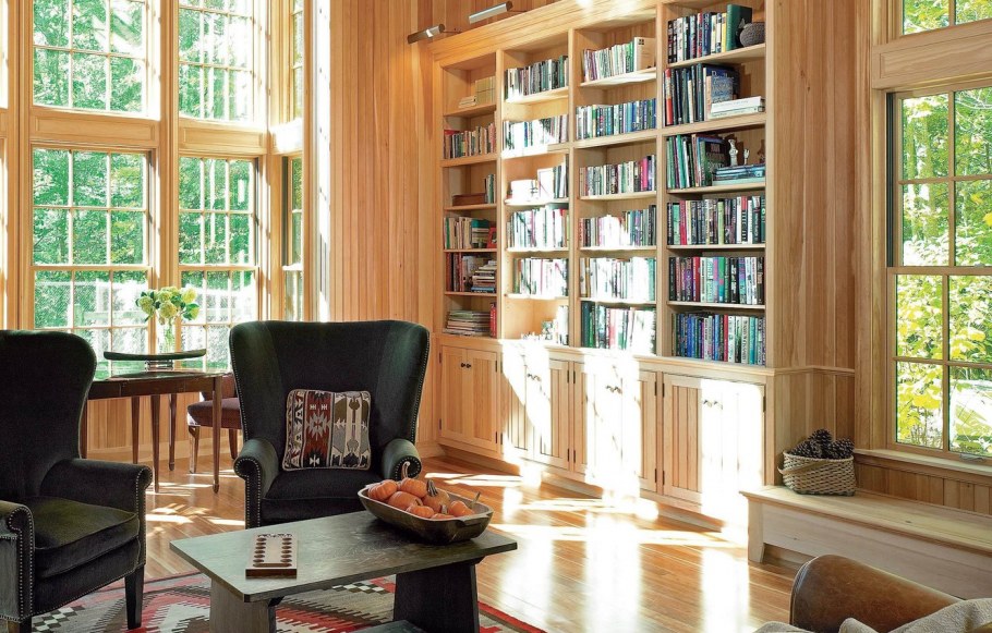 Уютная комната с книжными полками