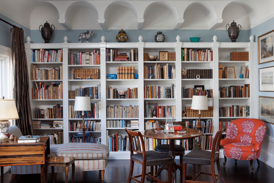Комната с книжным шкафом