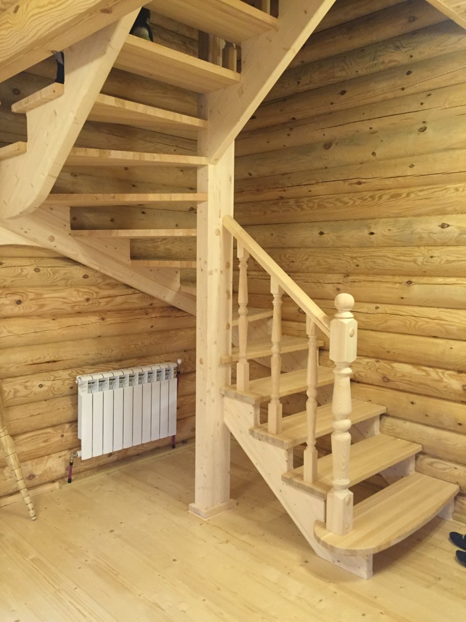 Деревянная лестница на мансарду