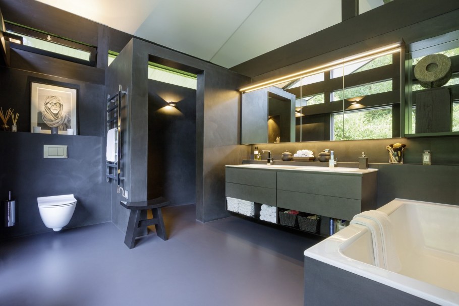 Ванна возле окна