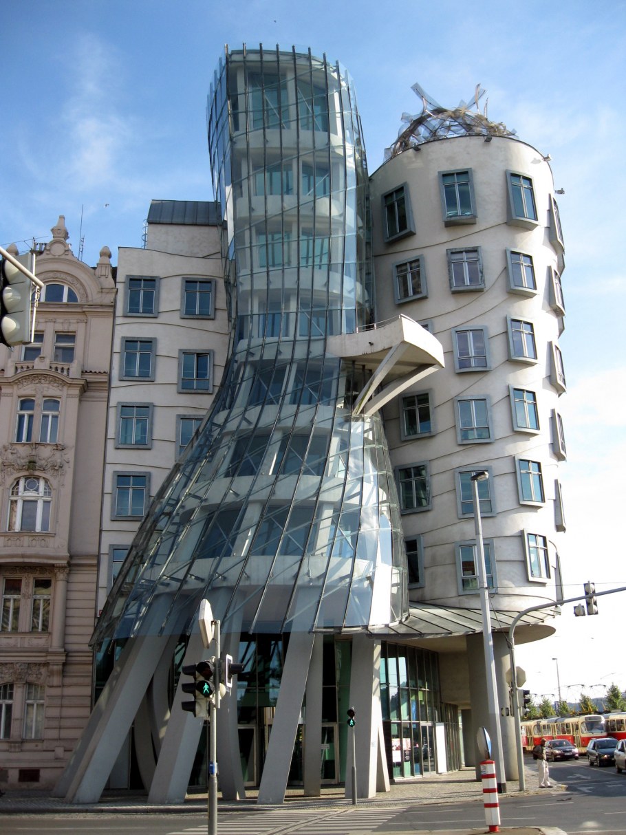 Фрэнк Гери Танцующий дом в Праге