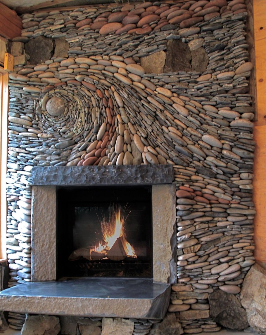 Камин отделанный натуральным камнем