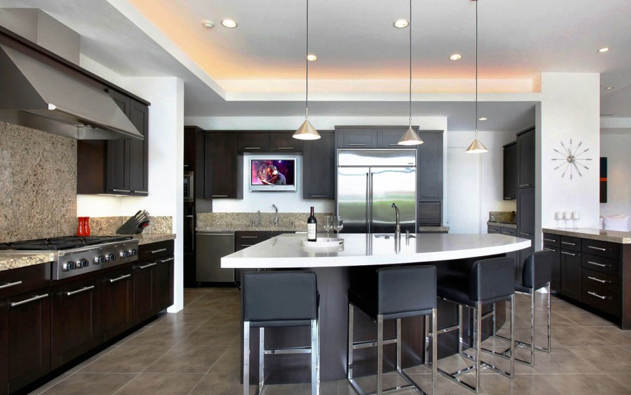 Кухня хайтек с островом в интерьере