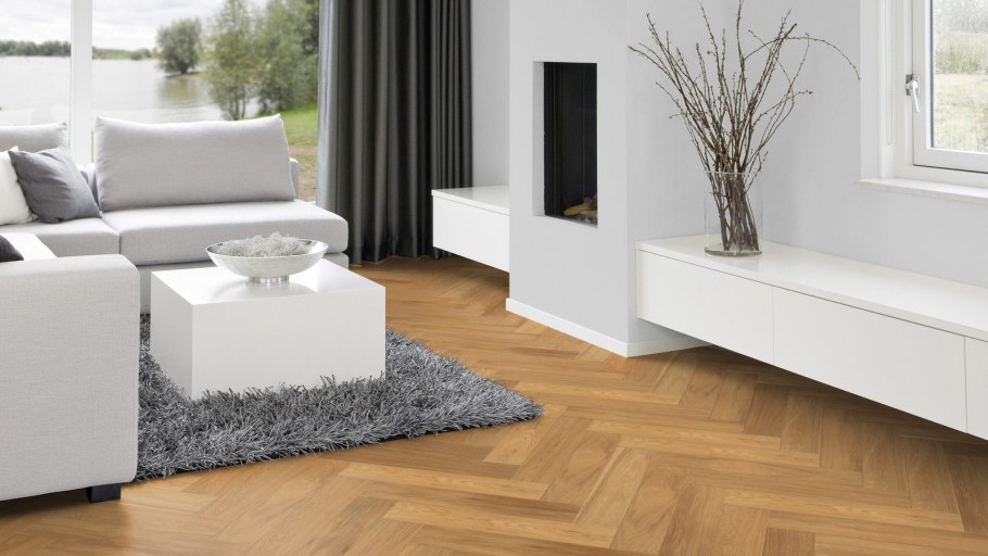 Белый ламинат в гостиной