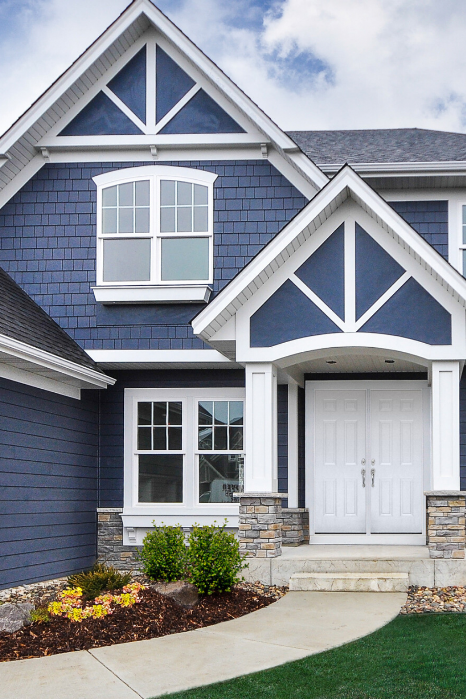 Дачный домик голубого цвета