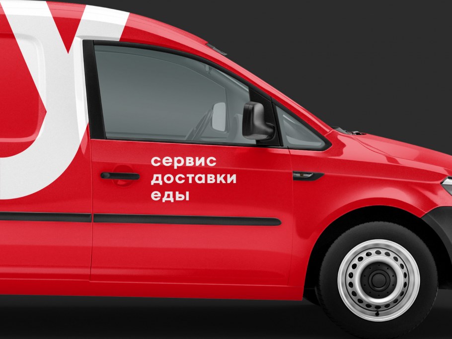 Женщина за рулем автомобиля