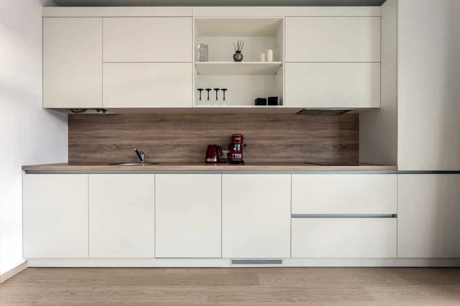 Белая кухня Эггер