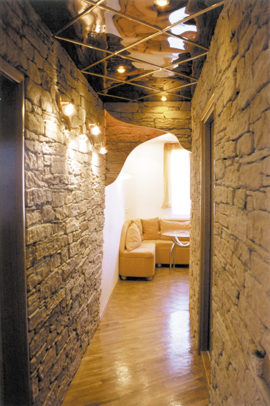 Длинный коридор отделанный камнем