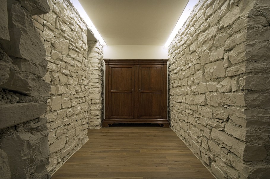 Отделка коридора под камень