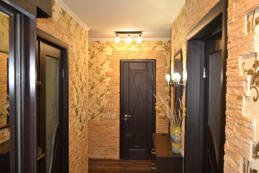 Отделка искусственным камнем прихожей