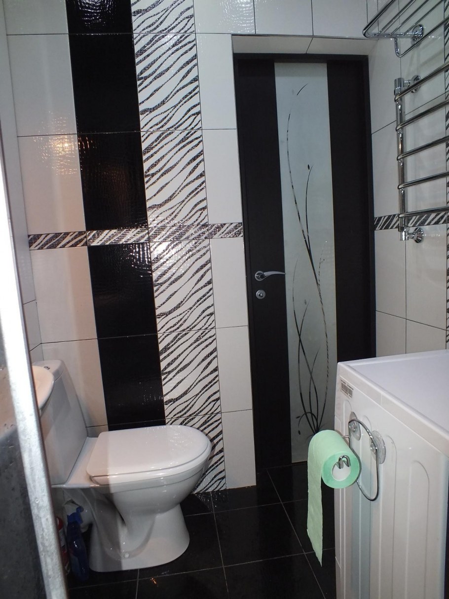 Сочетание керамической плитки и мозаики в ванной