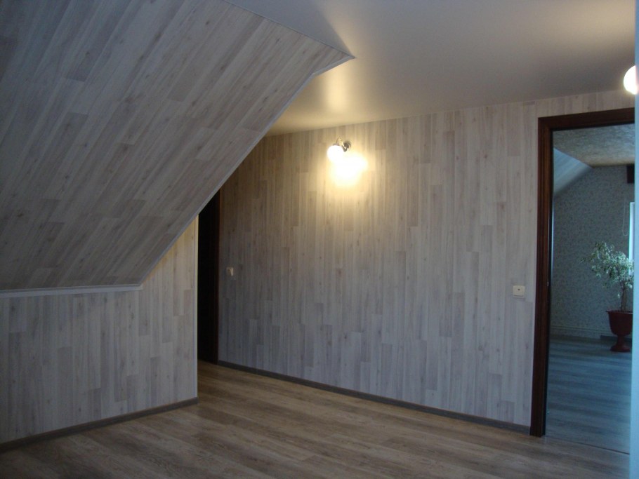 Отделка мансарды ламинатом