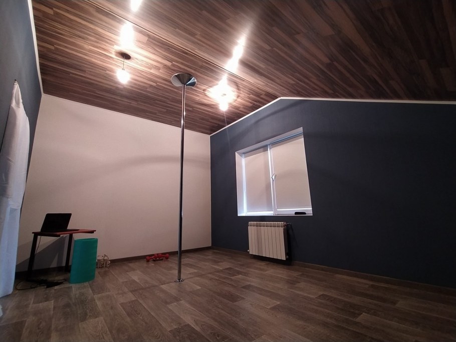 Отделка мансардного этажа ламинатом