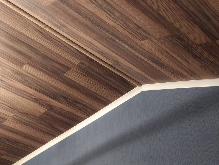 Отделка потолка мансарды ламинатом