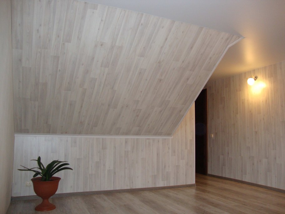 Отделка стен мансарды ламинатом
