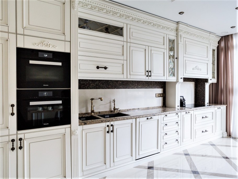 Кухня из массива дерева белая