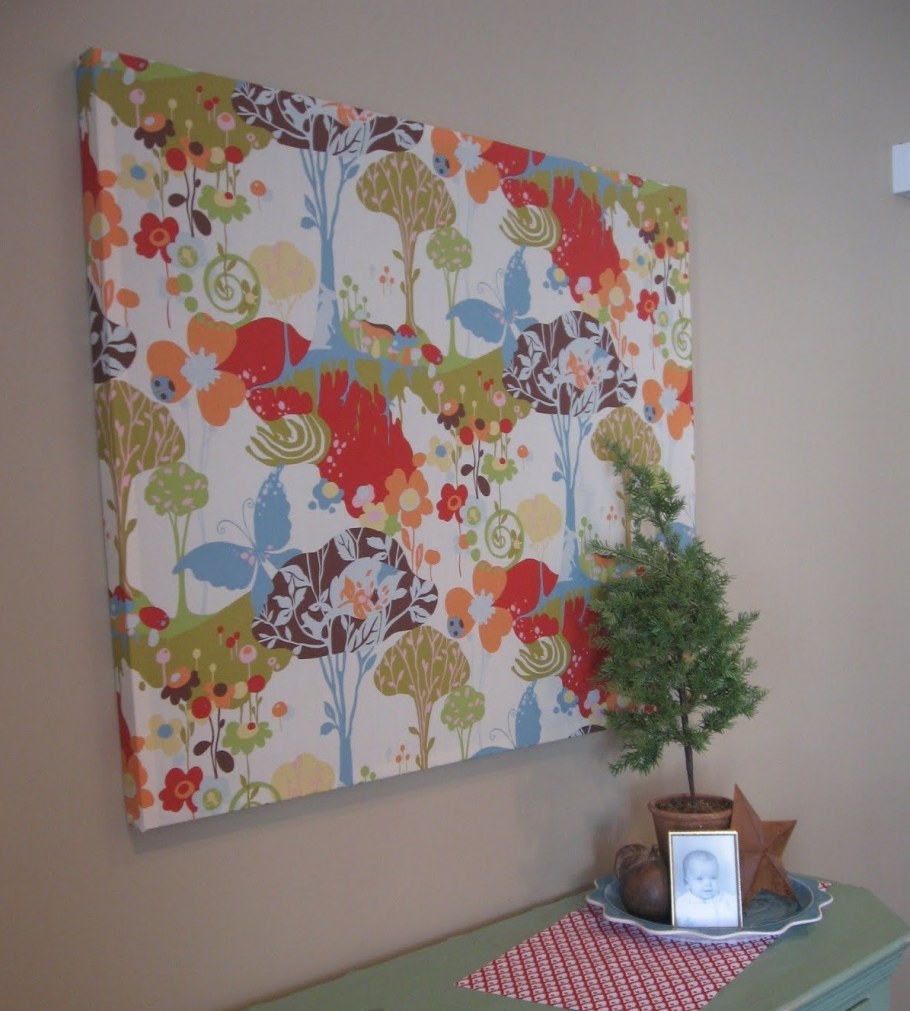 Украшение стены искусственными цветами