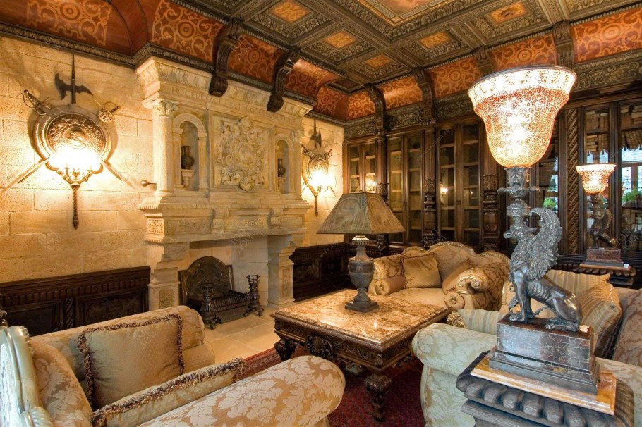 Гостиная в особняке с камином