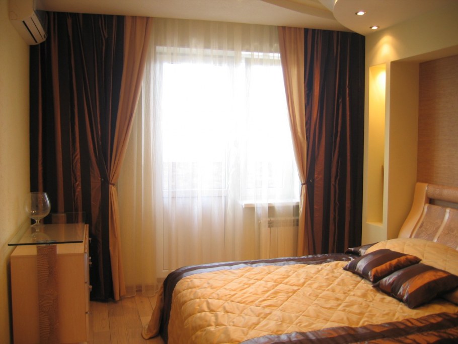 Шторы под коричневую мебель в спальню