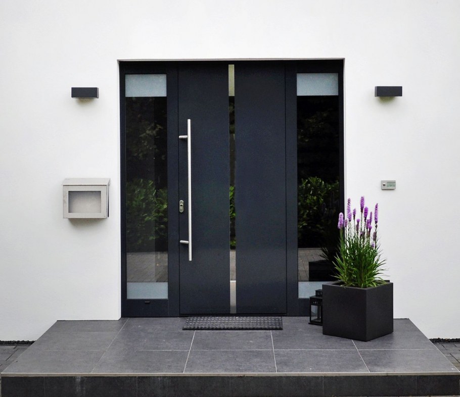 Входная дверь в минималистическом стиле