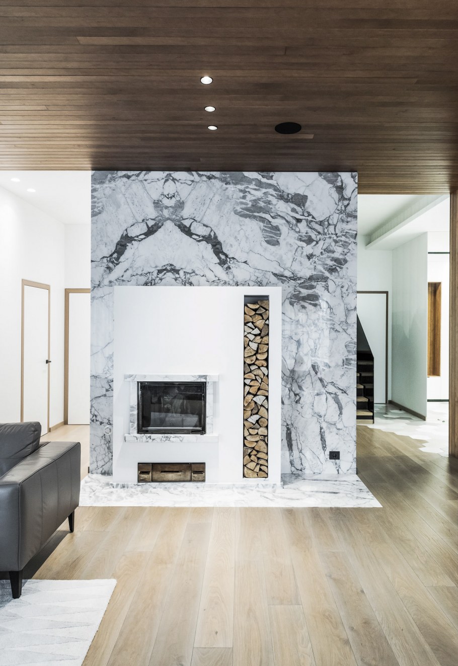 Сочетание мрамора и дерева