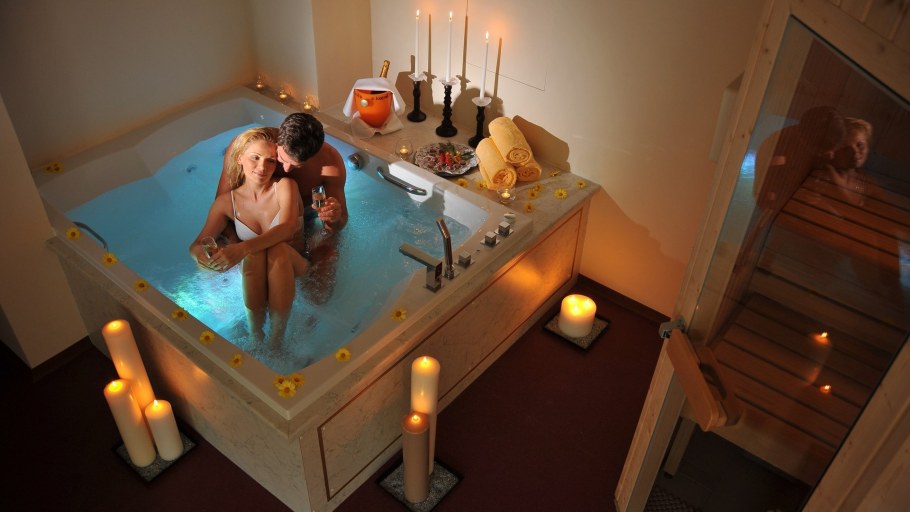 Романтическая обстановка в комнате со свечами