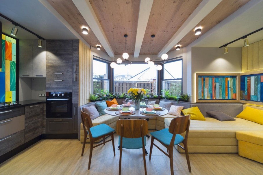 Кухня гостиная с большим окном