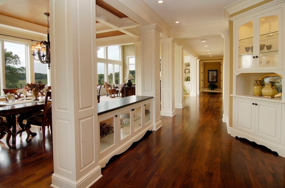 Интерьер американская классика с колонной