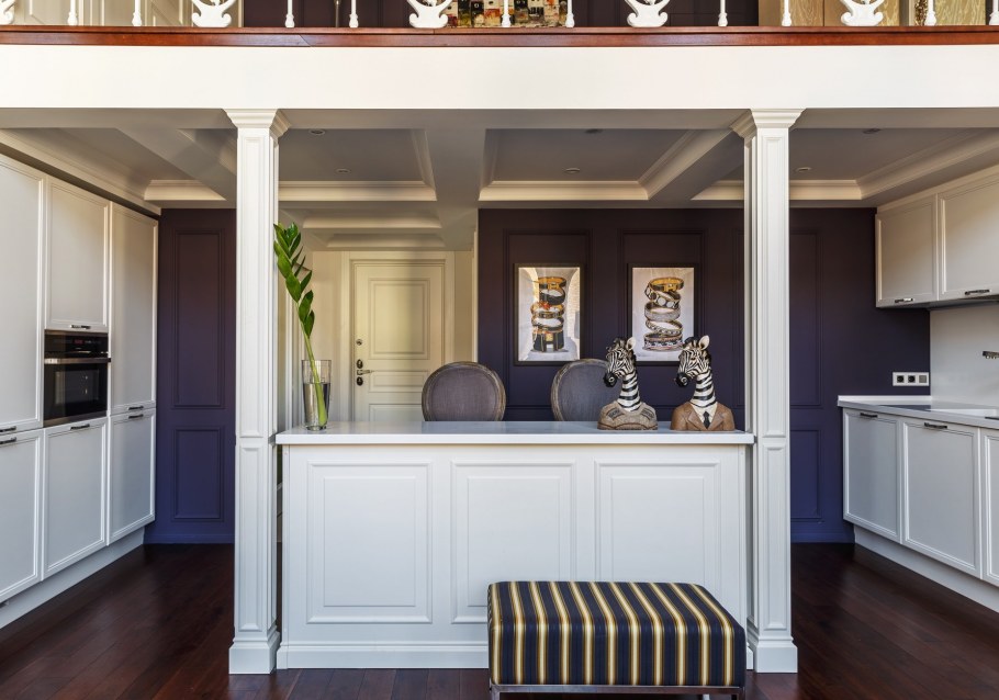 Барная стойка у колонны