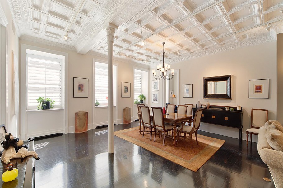 Колонны в гостинной для укрепления перекрытий