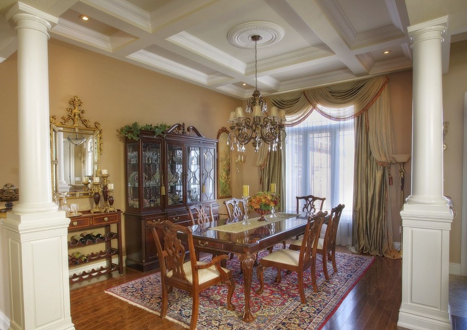 Лепнина в интерьере загородного дома